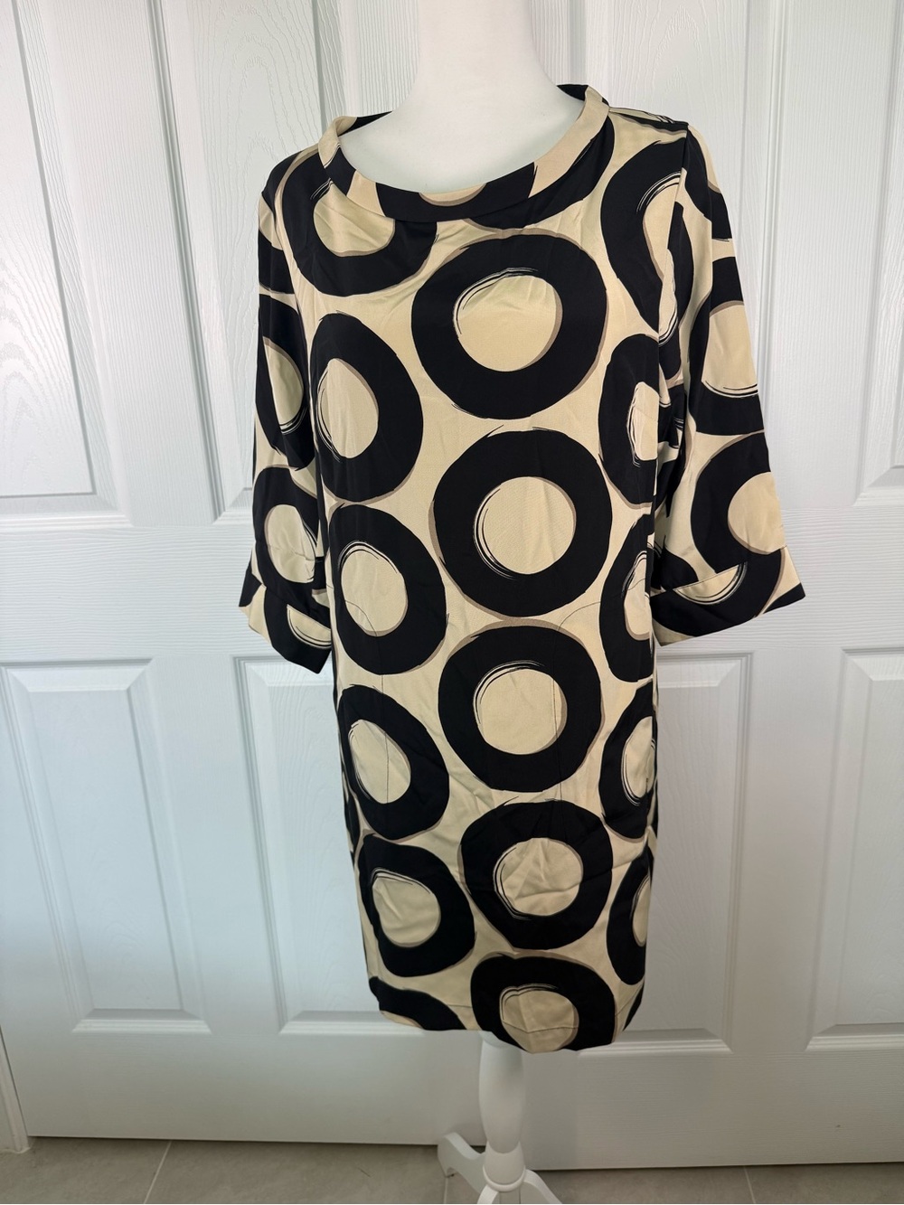 Alfani 100% Silk Geometric
Print Dress Women's Size 8 Tan
Black Boat Neck - Picture 4 of 9
